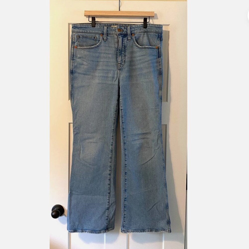 Madewell 11” High Rise Flare Denim Jeans Women’s 14W Medium Wash - small rip!
